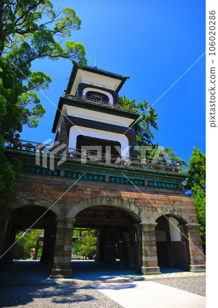 [Ishikawa Prefecture] Shinmon gate of Oyama Shrine in sunny weather 106020286