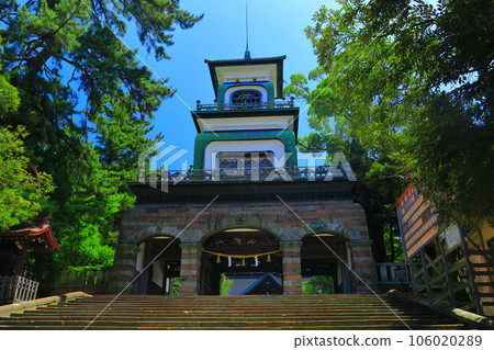 [石川縣]晴朗天氣下的小山神社新門 106020289