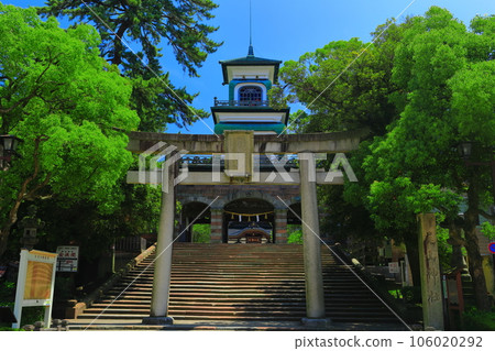 [Ishikawa Prefecture] Shinmon gate of Oyama Shrine in sunny weather 106020292