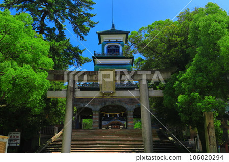 [Ishikawa Prefecture] Shinmon gate of Oyama Shrine in sunny weather 106020294