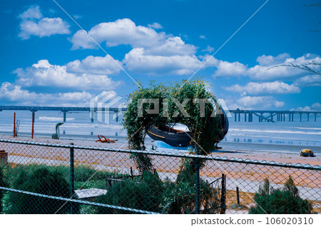 A beautiful bridge on the sea shore 106020310