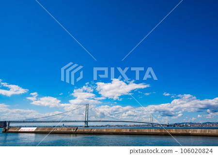 [Photographing the Akashi Kaikyo Bridge from Awaji Island] Akashi Kaikyo Bridge, a global suspension bridge connecting Honshu and Awaji Island in Japan 106020824