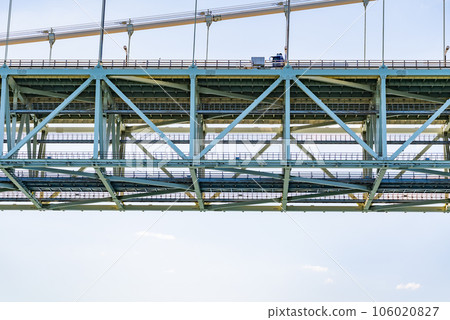 [Photo taken from a ferry sailing the Akashi Kaikyo Bridge] Akashi Kaikyo Bridge, a global suspension bridge connecting Honshu and Awaji Island in Japan 106020827
