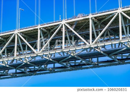 [Photo taken from a ferry sailing the Akashi Kaikyo Bridge] Akashi Kaikyo Bridge, a global suspension bridge connecting Honshu and Awaji Island in Japan 106020831
