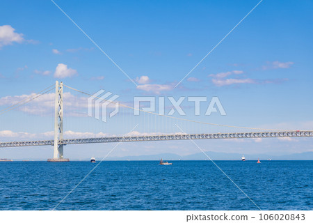 [Photo taken from a ferry sailing the Akashi Kaikyo Bridge] Akashi Kaikyo Bridge, a global suspension bridge connecting Honshu and Awaji Island in Japan 106020843