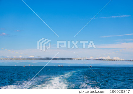 [Photo taken from a ferry sailing the Akashi Kaikyo Bridge] Akashi Kaikyo Bridge, a global suspension bridge connecting Honshu and Awaji Island in Japan 106020847