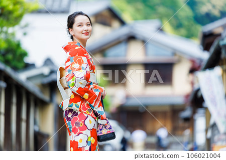穿著和服的女人在京都三年坂散步 106021004