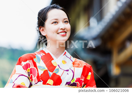 A woman in a kimono strolling along Kyoto Sannenzaka A woman in a kimono strolling along Kyoto Sannenzaka 106021006