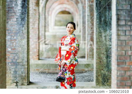 A woman in a kimono to tour Kyoto 106021010