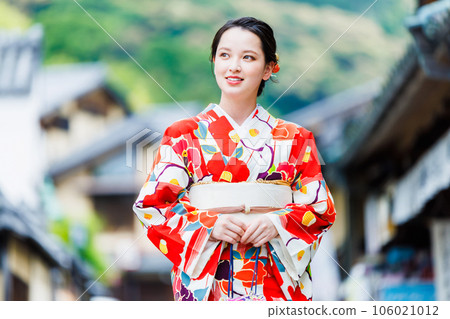 A woman in a kimono strolling along Kyoto Sannenzaka A woman in a kimono strolling along Kyoto Sannenzaka 106021012