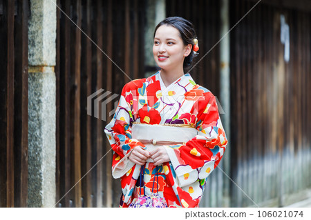 穿著和服的女人在京都三年坂散步 106021074