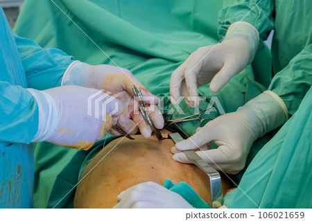 Orthopedic surgeons specialize in performing surgeries on leg to treat a patient injuries. Orthopedic surgeons specialize in performing surgeries on leg to treat a patient injuries. 106021659