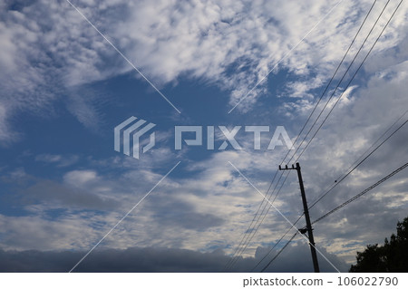 Clouds floating in the autumn sky 106022790