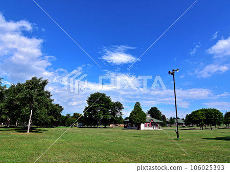 十勝更別郊野公園 露營地 藍天白雲 綠色森林和草坪 106025393