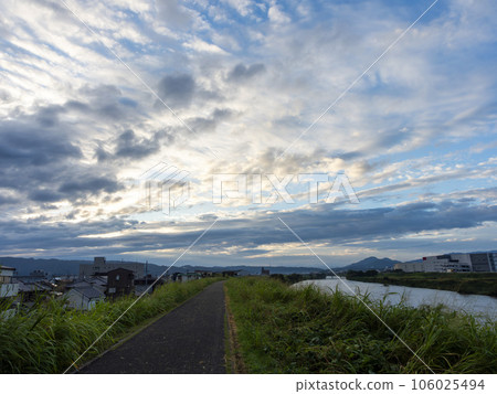 Early morning summer sky and scenery along the river Early morning summer sky and scenery along the river 106025494