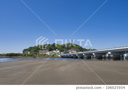 [Fujisawa City] Sea road leading to Enoshima 106025934
