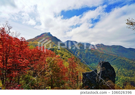 Scenery of autumn leaves of Mt. Kurodake, Daisetsuzan, Hokkaido 106026396