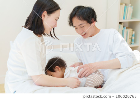 嬰兒和夫婦在床上放鬆 106026763