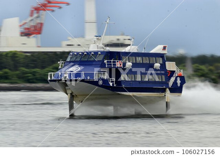 Exhilarating !! Sprinting Cruising ... Jet foil running in the port of Tokyo Exhilarating !! Sprinting Cruising ... Jet foil running in the port of Tokyo 106027156