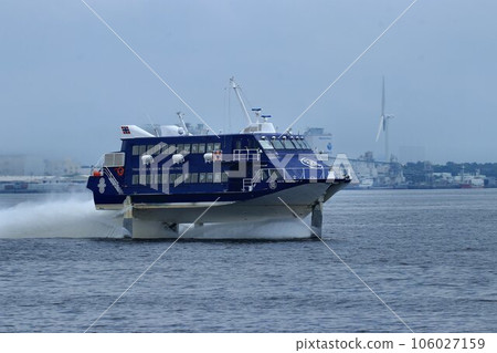 Exhilarating !! Sprinting Cruising ... Jet foil running in the port of Tokyo 106027159