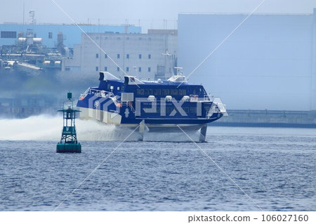Exhilarating !! Sprinting Cruising ... Jet foil running in the port of Tokyo 106027160