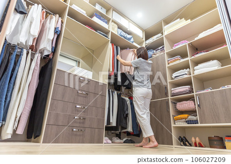 Beautiful girl is choosing clothes in her dressing room 106027209