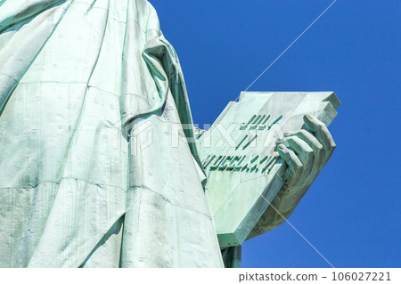 Detail of the Lady Liberty statue, book with the date of USA's independence 106027221