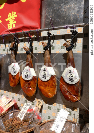 香港德福多西一條名為“海米街”的干貨專業街出售的雲南三元豬肉金華火腿 香港德福多西一條名為“海米街”的干貨專業街出售的雲南三元豬肉金華火腿 106028365
