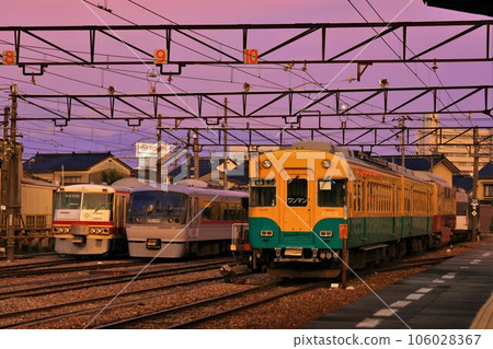 [Toyama Chihou Railway] Types 16010, 20020 and 10030 at dusk (Inaricho Station) 106028367