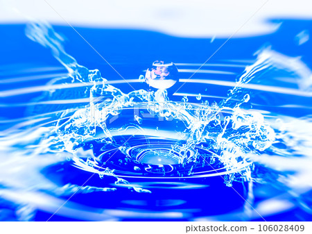 水滴落下的水面上擴散的漣漪和飛濺的 3D 插圖 水滴落下的水面上擴散的漣漪和飛濺的 3D 插圖 106028409