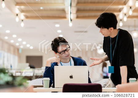 穿著辦公室休閒裝的後輩們正在聽著前輩們禮貌地講解 106028721