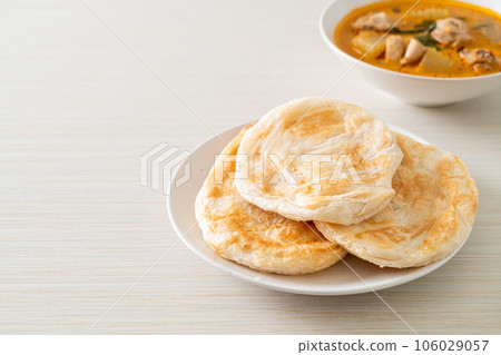 Chicken curry soup with roti 106029057