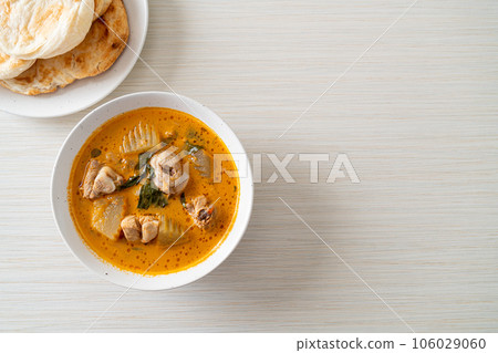 Chicken curry soup with roti 106029060
