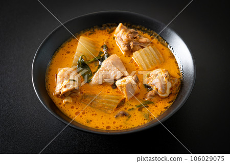 Chicken curry soup with roti 106029075