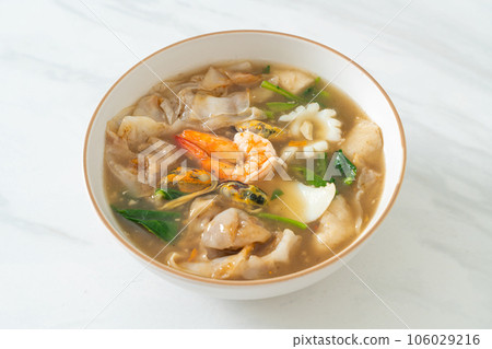 Wide Rice Noodles with Seafood in Gravy Sauce Wide Rice Noodles with Seafood in Gravy Sauce 106029216