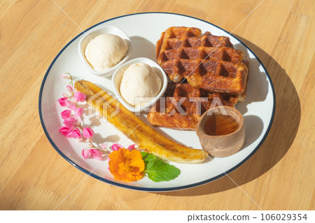 Croffle with banana and vanilla ice-cream 106029354