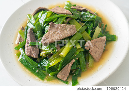 Stir-fried onion flower stem with pork liver 106029424