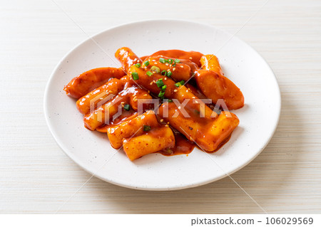 Korean rice cake stick with sausage in spicy sauce - Tteokbokki 106029569
