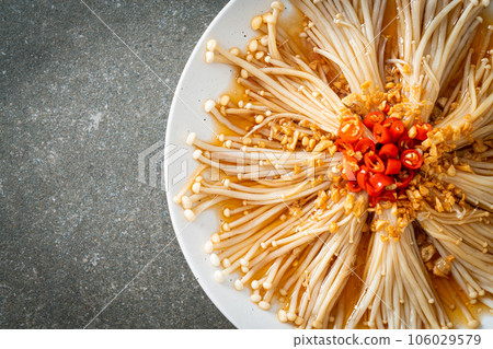 steamed golden needle mushroom or enokitake with soy sauce, chilli and garlic 106029579