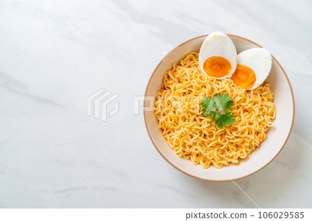 instant noodles with salt egg 106029585