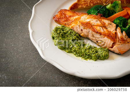 grilled salmon steak with pesto sauce 106029738