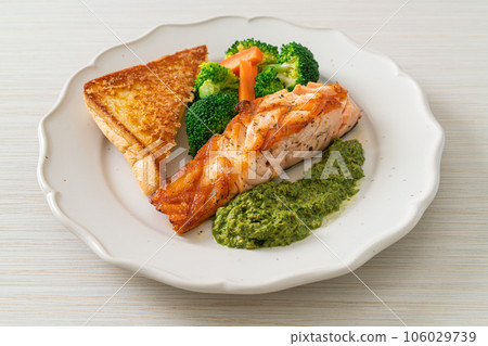 grilled salmon steak with pesto sauce 106029739