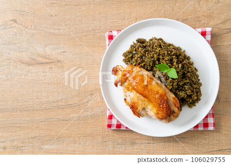 pesto fried rice with grilled chicken 106029755