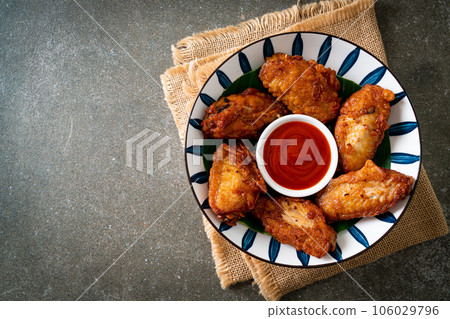 Crispy Fried Chicken with Fish Sauce 106029796