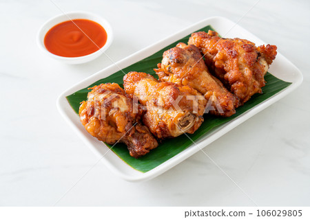 Crispy Fried Chicken with Fish Sauce 106029805