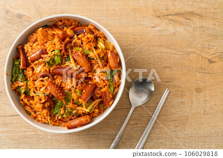 Stir-fried squid or octopus with Korean spicy sauce rice bowl Stir-fried squid or octopus with Korean spicy sauce rice bowl 106029818