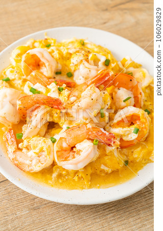 creamy omelet with shrimps or scrambled eggs and shrimps 106029829