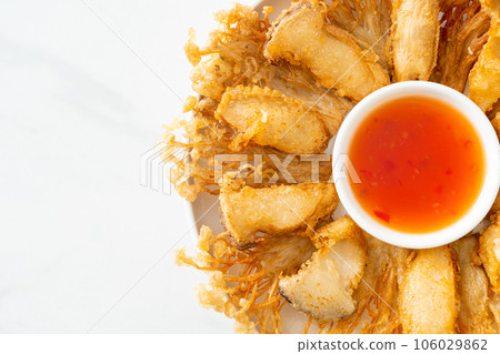 deep fried Enoki mushroom and King Oyster mushroom with spicy dipping sauce 106029862