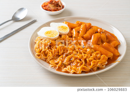 Rabokki (Ramen or Korean instant noodle and Tteokbokki) in spicy korean sauce 106029883
