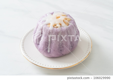taro bun with white sugar cream and nut taro bun with white sugar cream and nut 106029990